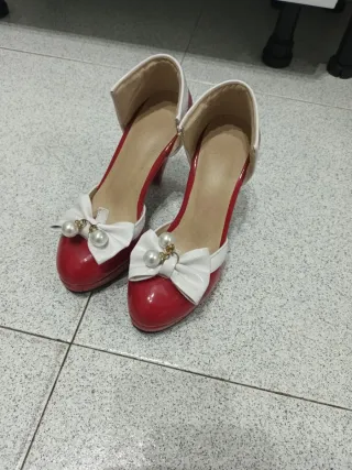 Zapatos de tacón negros y rojos