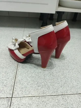 Zapatos de tacón negros y rojos