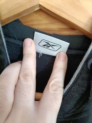 Sudadera Reebok Color Negro, Rojo y Blanco Talla L