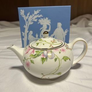 Tetera de porcelana con flores y frutas