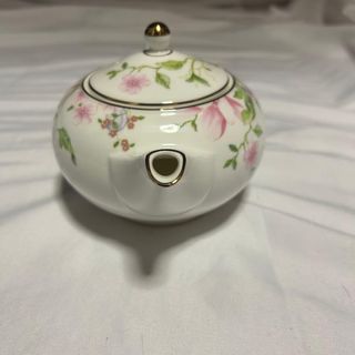 Tetera de porcelana con flores y frutas