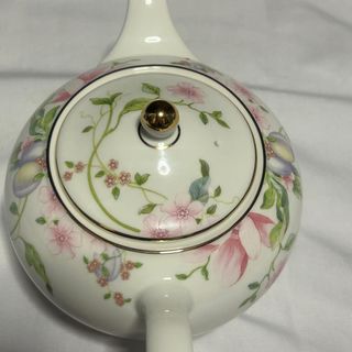 Tetera de porcelana con flores y frutas