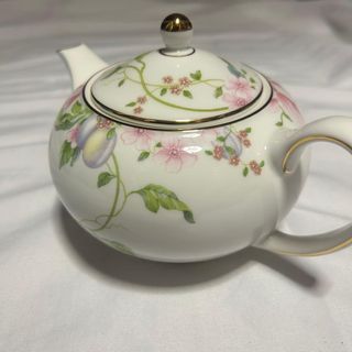Tetera de porcelana con flores y frutas