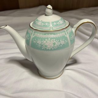 Tetera de porcelana con flores