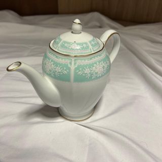 Tetera de porcelana con flores