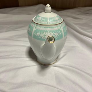 Tetera de porcelana con flores