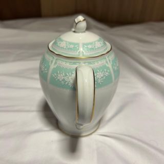 Tetera de porcelana con flores