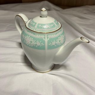 Tetera de porcelana con flores