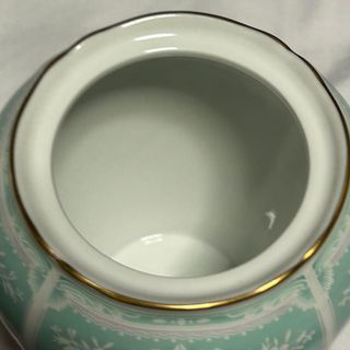 Tetera de porcelana con flores