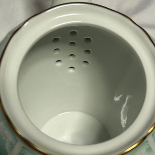 Tetera de porcelana con flores