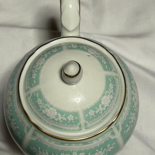 Tetera de porcelana con flores