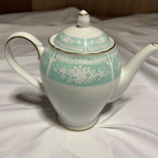 Tetera de porcelana con flores