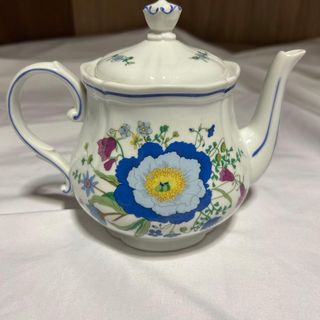 Tetera de porcelana con flores azules