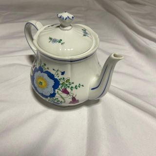 Tetera de porcelana con flores azules