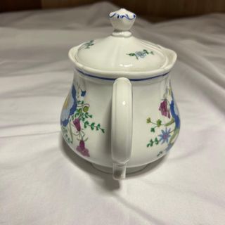Tetera de porcelana con flores azules