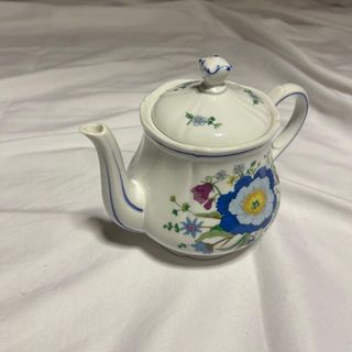 Tetera de porcelana con flores azules