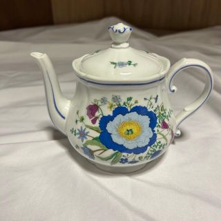 Tetera de porcelana con flores azules