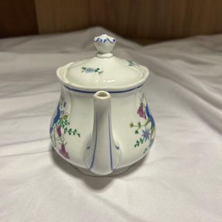 Tetera de porcelana con flores azules
