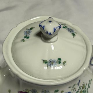 Tetera de porcelana con flores azules