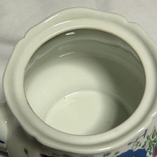 Tetera de porcelana con flores azules