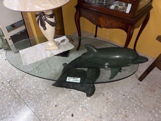 Mesa de cristal con base de delfín