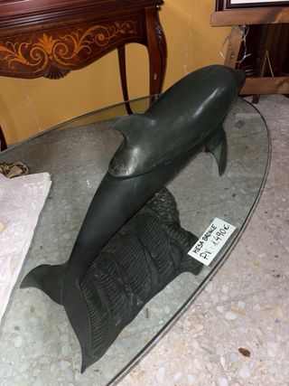 Mesa de cristal con base de delfín