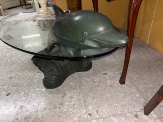 Mesa de cristal con base de delfín