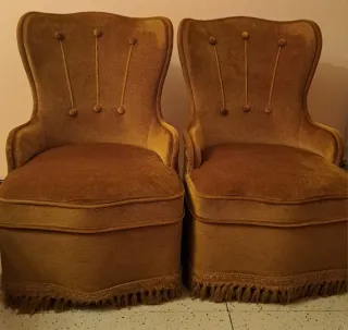 Sillón de respaldo con botones.