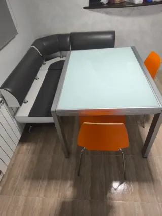 Mesa cristal con rinconera y sillas naranja