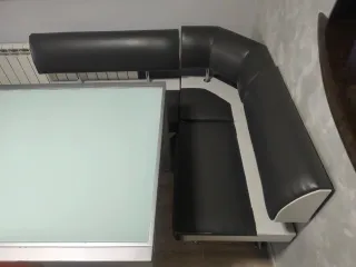 Mesa cristal con rinconera y sillas naranja