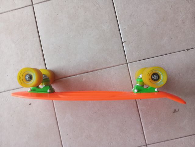 Monopatín naranja