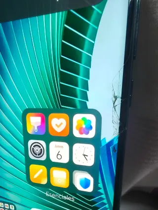 Móvil gris y plateado