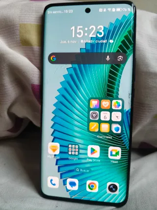 Móvil gris y plateado