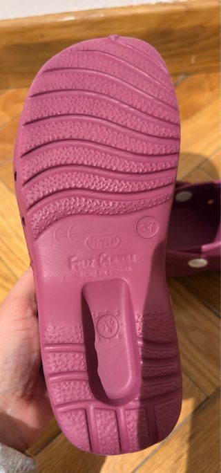 Zuecos sanitarios flotantes