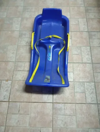 Trineo azul con cintas amarillas