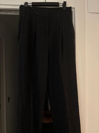 Pantalón vestir gris oscuro con pinzas