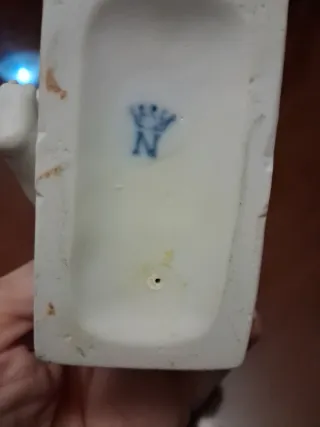 Figura porcelana Capodimonte niña leyendo