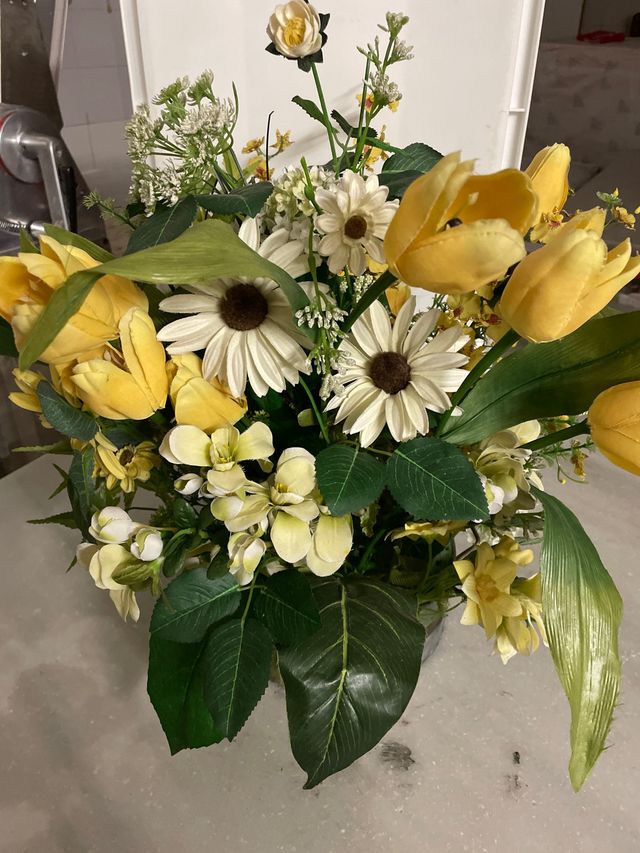 Centro de flores artificiales amarillas