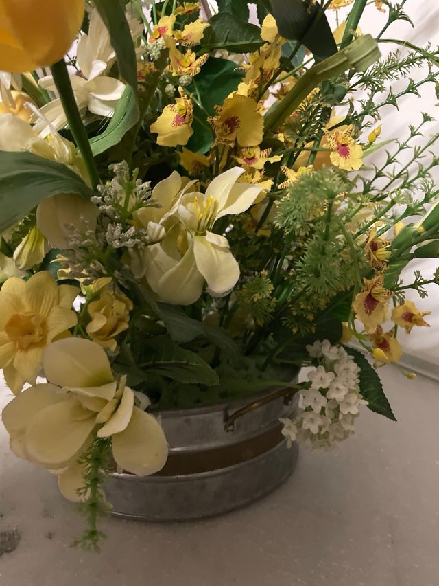 Centro de flores artificiales amarillas