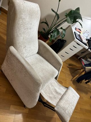 Sillón de tela beige