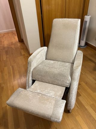 Sillón de tela beige