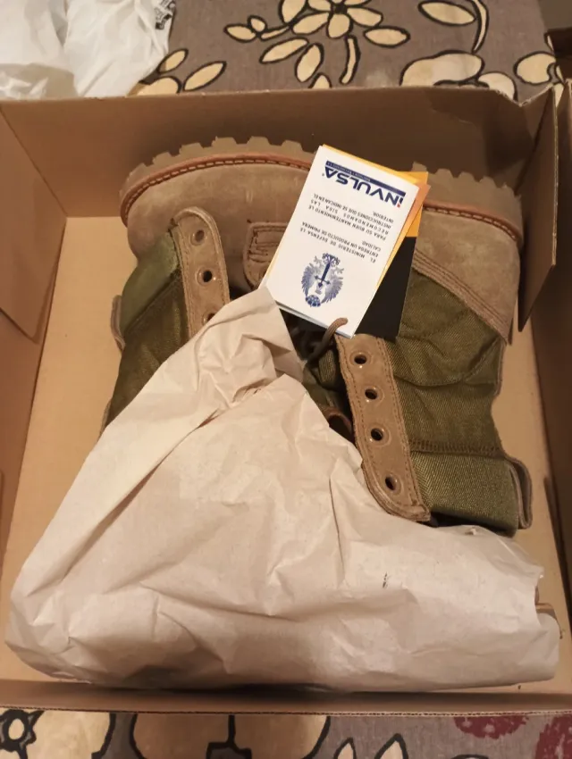 Botas militares unisex beige y verde