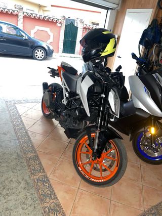 Moto KTM 125 del 2023 Blanca y Negra