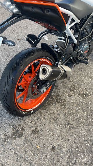Moto KTM 125 del 2023 Blanca y Negra