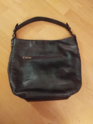 Bolso negro con relieve floral