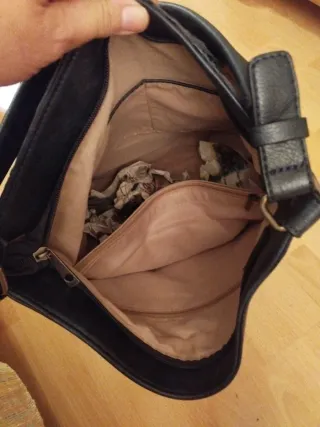 Bolso negro con relieve floral