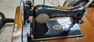 Máquina de Coser Antigua con Mueble