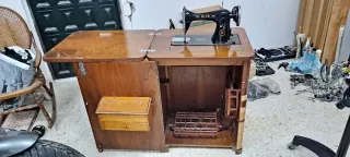 Máquina de Coser Antigua con Mueble