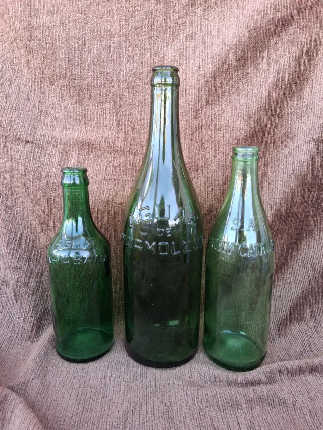 Vecchie bottiglie di acqua minerale