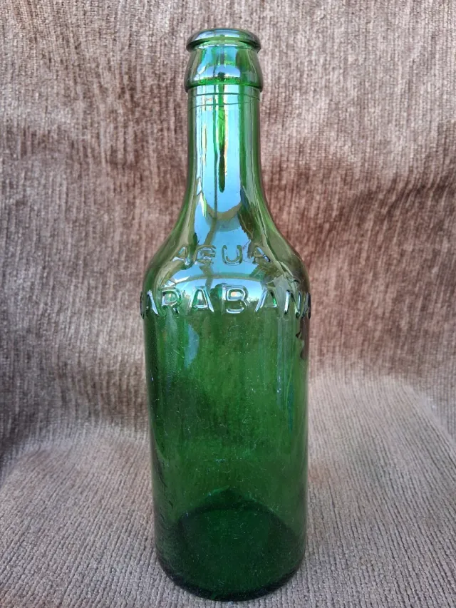 Vecchie bottiglie di acqua minerale